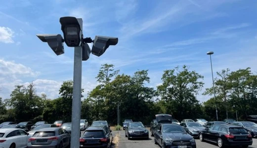 Vier Überwachungskameras Parkplatz Autohaus