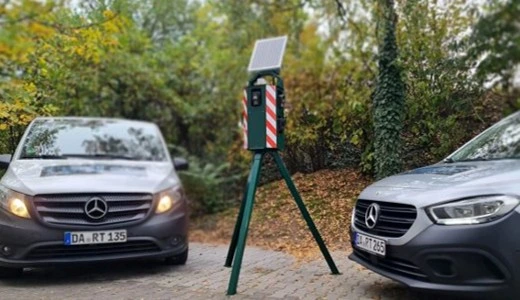 Realtec-Tower zwischen zwei Fahrzeugen