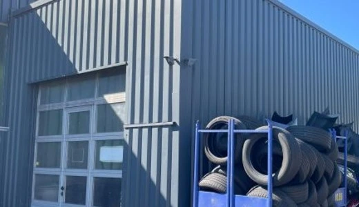 Einbruchmeldeanlage an einer Autohausfassade