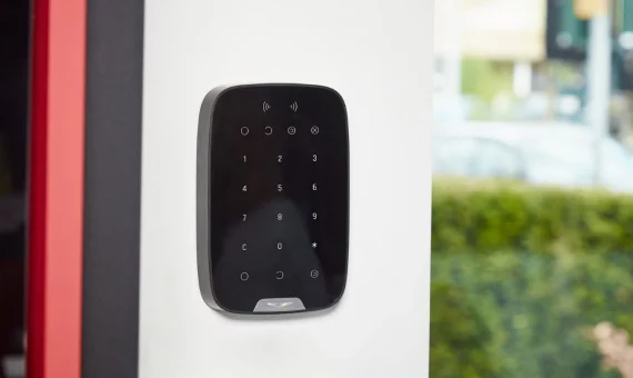 Sicherheitsterminal an einer Wand